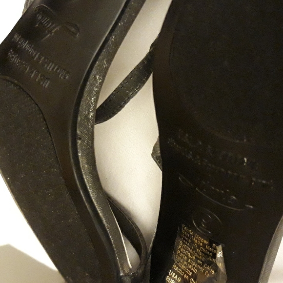 Fiona Sz 9 Grey Metallic Flower-shaped Rhinestone Buckles. - Picture 9 of 9